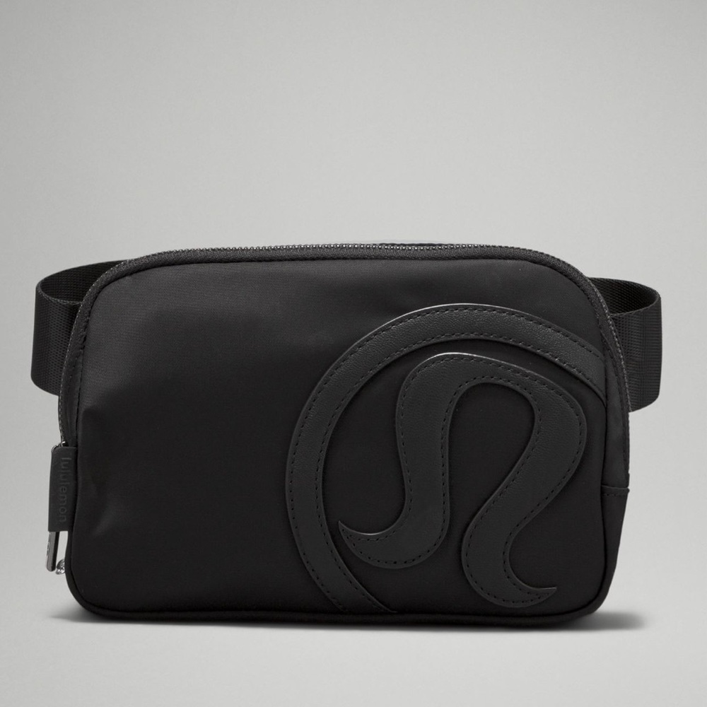 Lululemon Everywhere belt bag